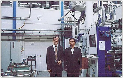Director Kong Keqiang at the Industrial Furnace Research Center of the University of Bremen
